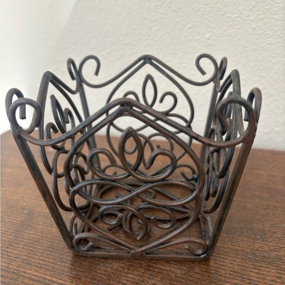 Southern Living At Home Other - Southern Living at Home Rosedale rubbed iron plant holder storage basket